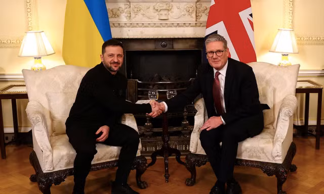 Thủ tướng Anh tiếp đón Tổng thống Ukraine Volodymir Zelensky ngày 1/3. (Ảnh: Reuters)