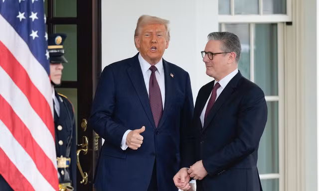 Thủ tướng Anh Keir Starmer được Tổng thống Donald Trump chào đón khi ông đến Nhà Trắng ngày 27/2. (Ảnh: AP)