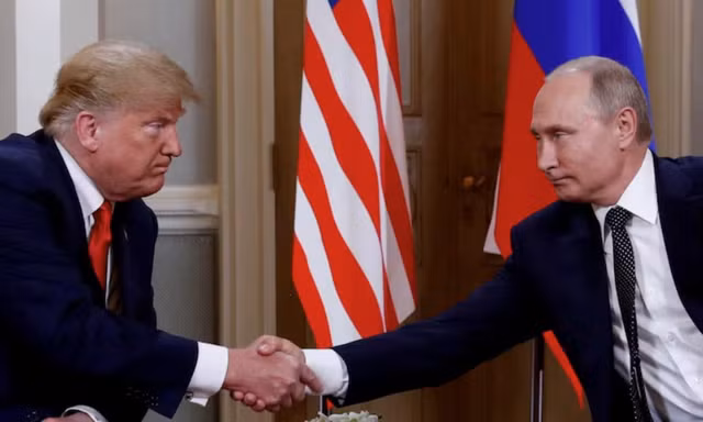 Tổng thống Nga Vladimir Putin và Tổng thống Mỹ Donald Trump trong cuộc gặp năm 2018. (Ảnh: Reuters)