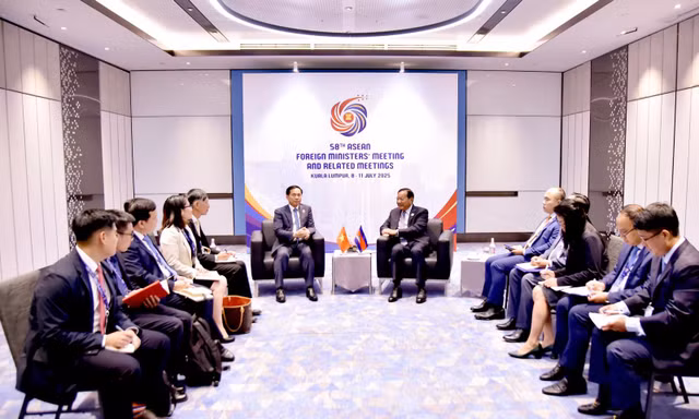 Phó Thủ tướng, Bộ trưởng Ngoại giao Bùi Thanh Sơn gặp Phó Thủ tướng, Bộ trưởng Ngoại giao và Hợp tác quốc tế Campuchia Prak Sokhonn. Ảnh: Mofa