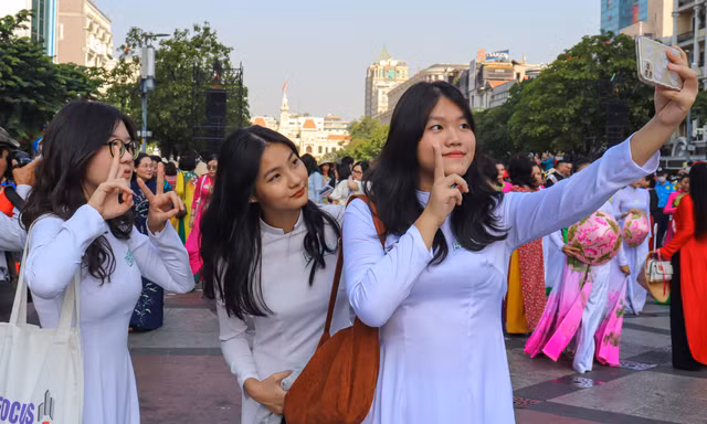 Màn diễu hành áo dài với quy mô hơn 3.000 người tại TPHCM
