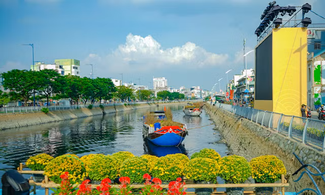 Chợ hoa 'trên bến dưới thuyền' rộn ràng sắc Xuân trước giờ khai mạc