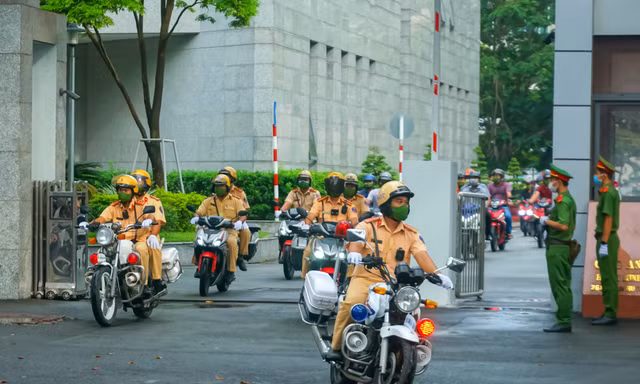 Công an TPHCM ra quân đảm bảo an toàn giao thông dịp lễ 30/4