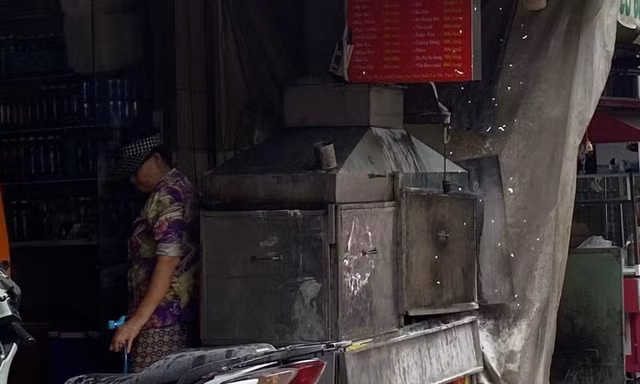 Cháy trong chợ, người dân náo loạn tháo chạy