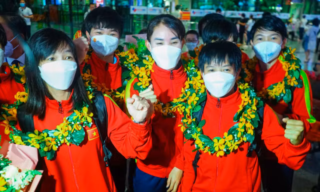Nữ tuyển thủ bóng đá Việt Nam xúc động trước sự quan tâm của người dân TPHCM