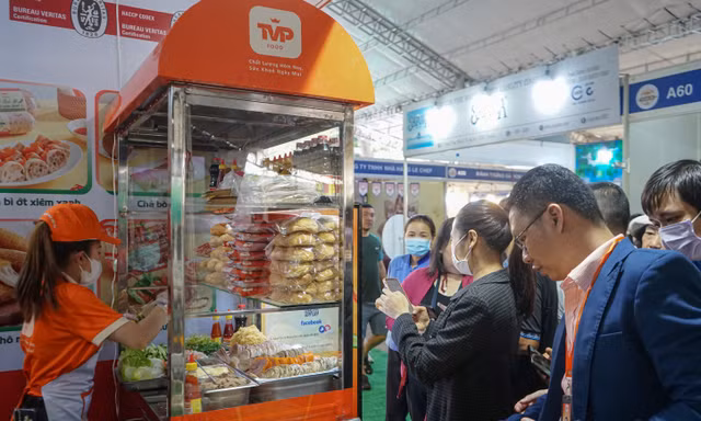 Hàng nghìn người đổ về lễ hội bánh mì trong ngày đầu mở cửa