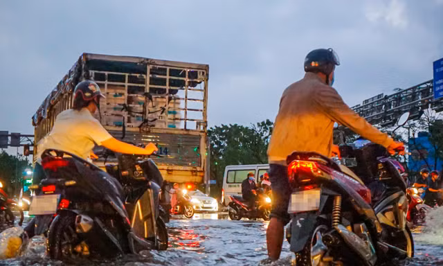 TPHCM: Người dân bì bõm dắt xe sau trận mưa to lúc chiều tối