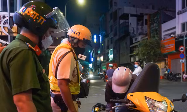 Công an trắng đêm giữ gìn trật tự cho người dân vui chơi năm mới