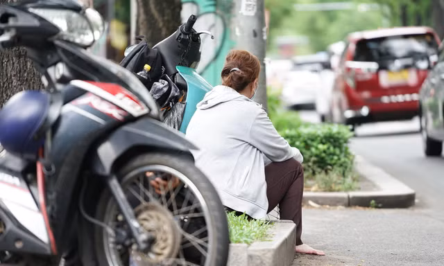 Phụ huynh lót dạ bánh mì, nhẫn nại đội nắng chờ thí sinh vượt vũ môn