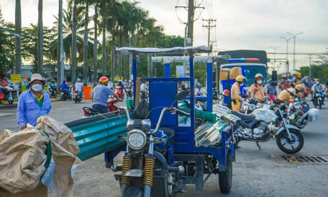 TPHCM: Nhiều phương tiện 'làm xiếc' trên phố bị tuýt còi xử lý