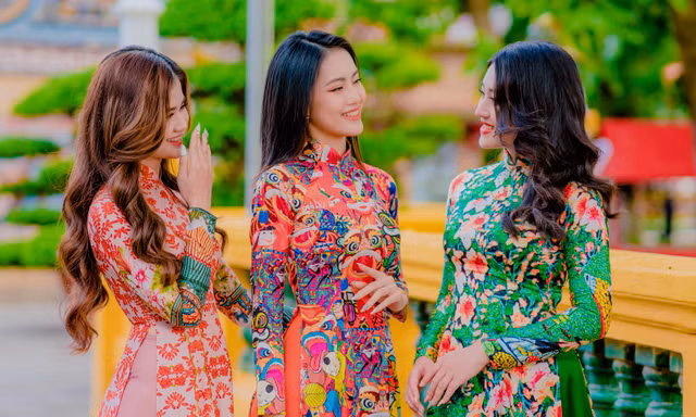 Người đẹp Sài thành thướt tha áo dài xuống phố chụp ảnh ngày 8/3