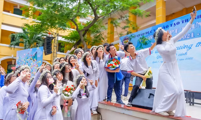Những khoảnh khắc trong veo đầy cảm xúc trong ngày chia tay tuổi học trò