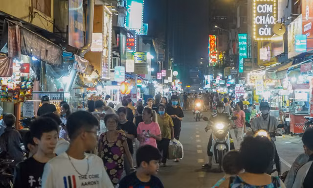 Phố ẩm thực Nguyễn Thượng Hiền chật kín người ngày khai trương