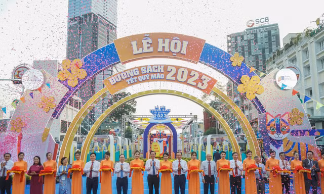 Đường sách Tết Quý Mão 2023 rộn ràng khai hội trên Đại lộ rộng nhất Sài Gòn