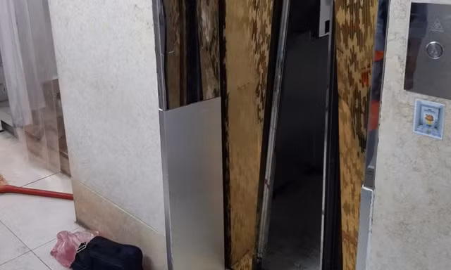 Giải cứu 9 người mắc kẹt trong thang máy ở TPHCM