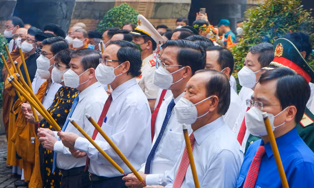 Người dân TPHCM thành kính hướng về Quốc Tổ Hùng Vương
