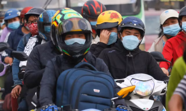 Người dân trở lại TPHCM: Cửa ngõ ùn ứ, sân bay Tân Sơn Nhất chật kín người