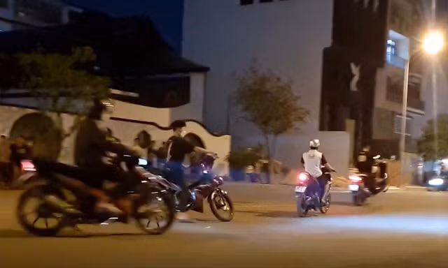 Chặn đường tổ chức đua xe giữa đêm, nhóm thanh niên bị công an vây bắt