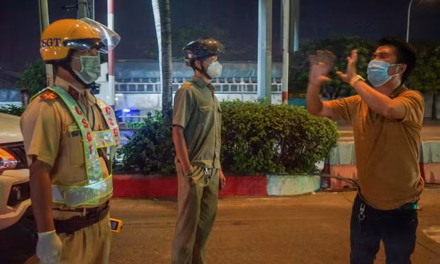 Tài xế nói không say xỉn, 'quậy' gần 2 giờ ở chốt kiểm tra nồng độ cồn 