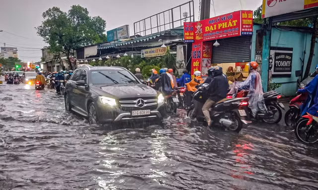 TPHCM: ‘Phố nhà giàu’ Quốc Hương và loạt tuyến đường biến thành sông sau cơn mưa lớn 