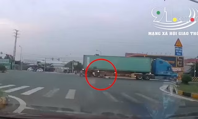 Vượt đèn đỏ, xe máy tông thẳng vào container, tài xế nằm bất động tại chỗ