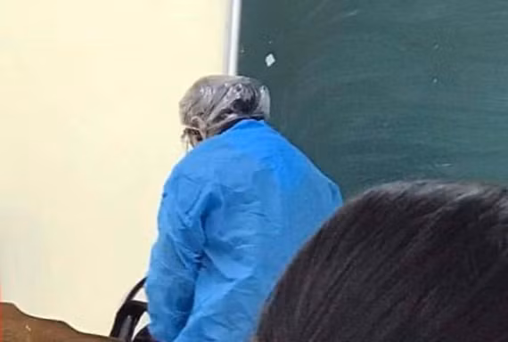 Cô giáo mặc đồ bảo hộ kín mít lên lớp và sự thật phía sau