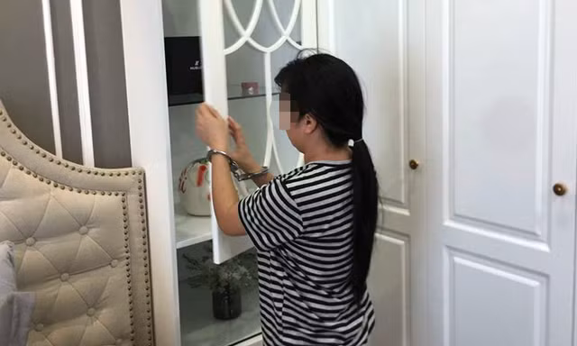 Nữ giúp việc được đưa tới nhà anh L. làm rõ vụ việc.