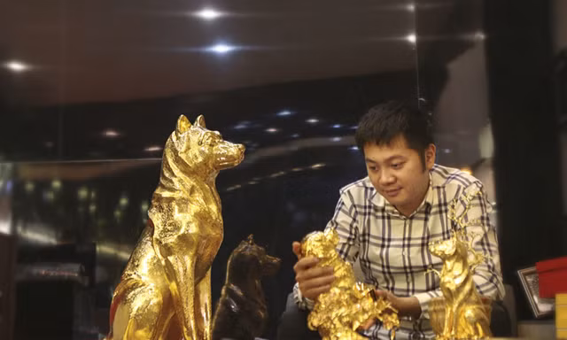 Bức tượng “Linh Khuyển Phú Quý” mạ vàng cao 60cm nặng khoảng 15kg được giao bán với mức giá 75 triệu đồng.