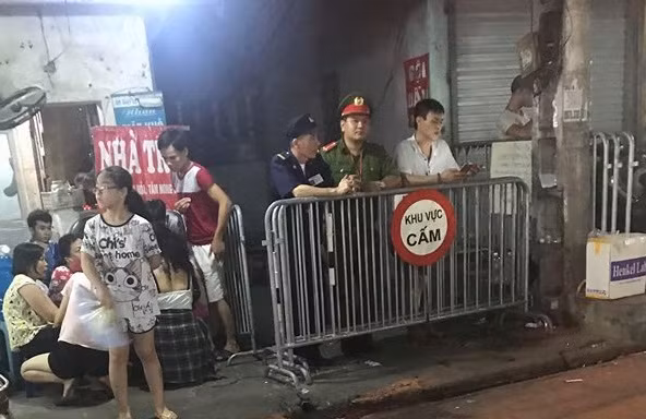 Công an phong tỏa hiện trường vụ phát hiện thi thể người sau đám cháy.