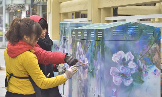 VIDEO: Đôi bàn tay khéo léo của họa sĩ trang điểm cho tủ điện ở Hà Nội