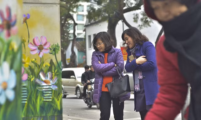 Hàng loạt tủ điện trên vỉa hè Hà Nội 'thay áo mới' đón Tết