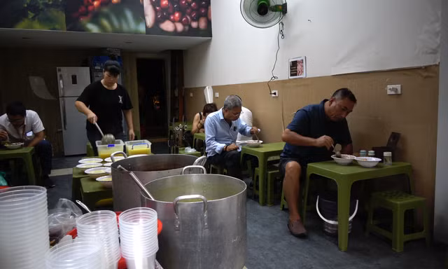 Quán cháo đậu cà đặc sản Hà Nội bán hơn 300 bát ngày nắng nóng