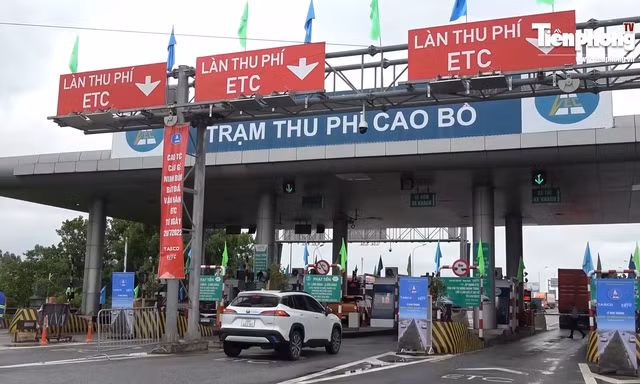 Cận cảnh thu phí không dừng ETC tại cao tốc Cầu Giẽ - Ninh Bình