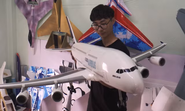 Chàng sinh viên đam mê làm hàng trăm mô hình máy bay điều khiển từ xa bay được 180 km/h