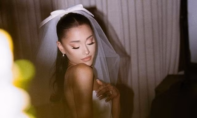 HOT: Ariana Grande khoe loạt ảnh cưới lộng lẫy như công chúa trong lễ cưới bí mật