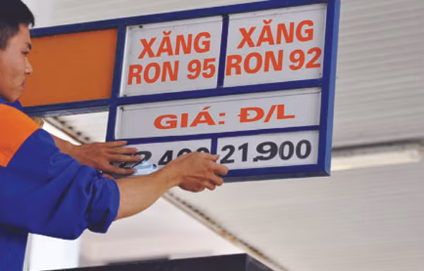 Petrolimex tăng giá xăng lúc 14h chiều qua Ảnh: Vnexpress