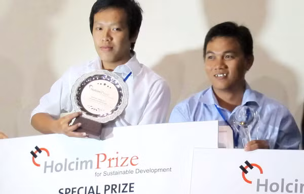 Duy Linh (trái) và Ngọc Anh nhận giải thưởng và tài trợ. Ảnh: Thanh Chương