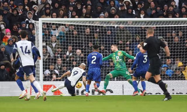 Leicester lội ngược dòng trên sân Tottenham 