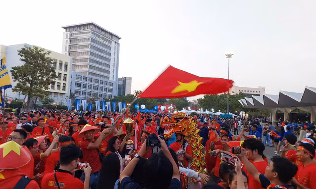 CĐV Việt Nam 'nhuộm đỏ' sân Rajamangala tiếp lửa đội nhà đấu Thái Lan