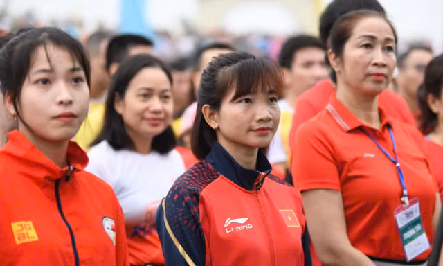Nguyễn Thị Oanh, Lê Thị Tuyết và Lễ Thượng cờ đầy cảm xúc tại Tiền Phong Marathon 2025