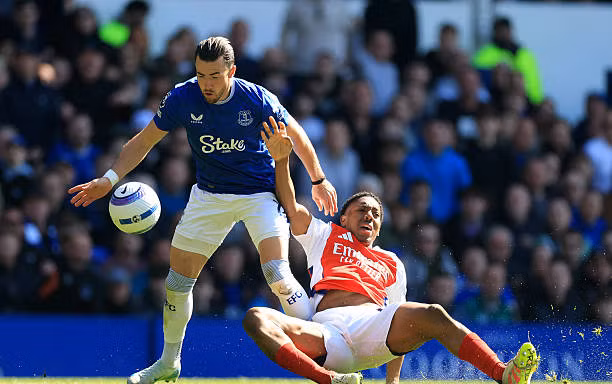 Arsenal mất điểm trên sân Everton