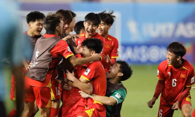 Thủ tướng động viên đội tuyển U17 Việt Nam trước trận 'chung kết' gặp U17 UAE