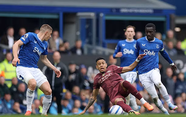 Man City đánh bại Everton bằng 2 bàn thắng muộn 