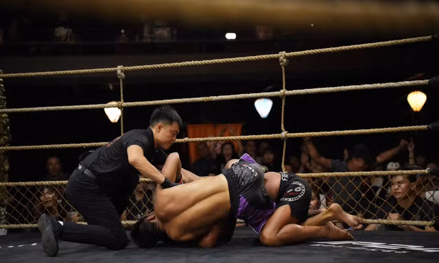 Học trò Johnny Trí Nguyễn đả bại ‘Kim Mao Sư Vương’ tại giải MMA chuyên nghiệp Thần võ Việt Nam