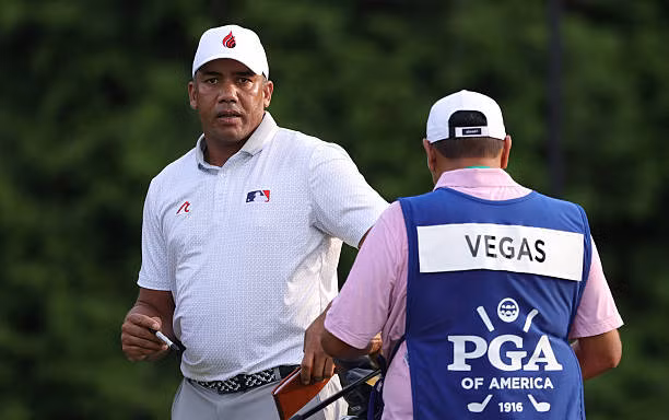 Từ cậu bé chơi golf bằng đá và cán chổi, Jhonattan Vegas giờ đang dẫn đầu PGA Championship