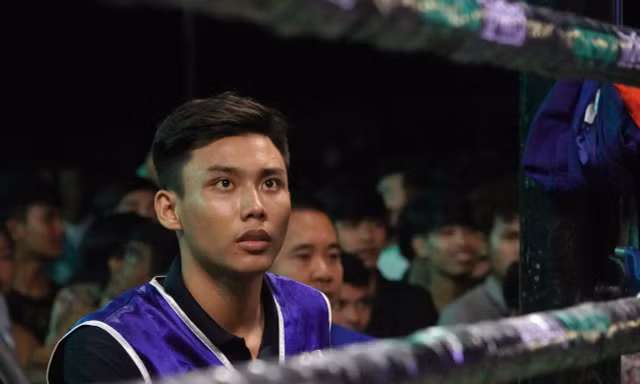 Võ sĩ Phùng Phú Thuận hạ knock-out đối thủ, giành chiến thắng lịch sử trên đất Campuchia