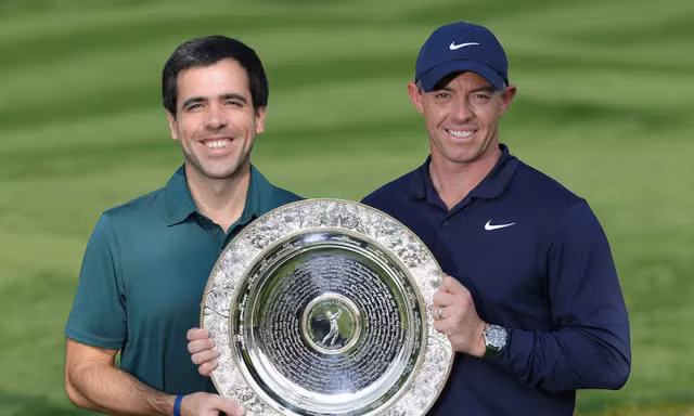 Rory McIlroy được trao giải thưởng "Người chơi xuất sắc nhất năm" bởi Javier Ballesteros