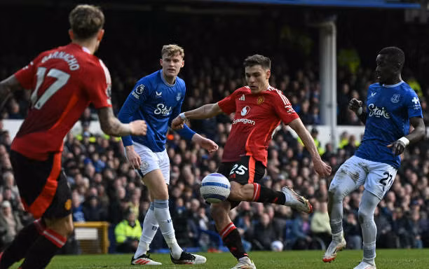 MU thoát thua hú vía trên sân Everton 