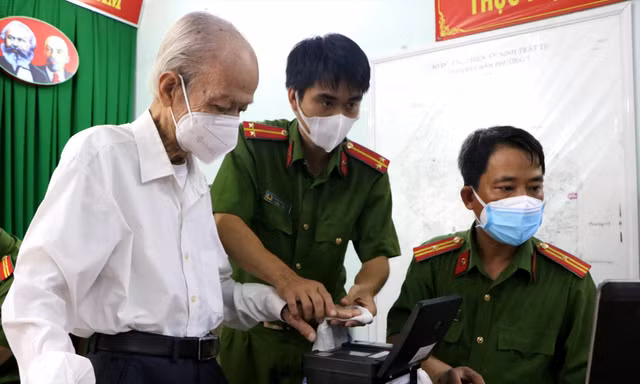 Công an TPHCM làm thủ tục cấp, đổi CCCD gắn chip cho người dân 