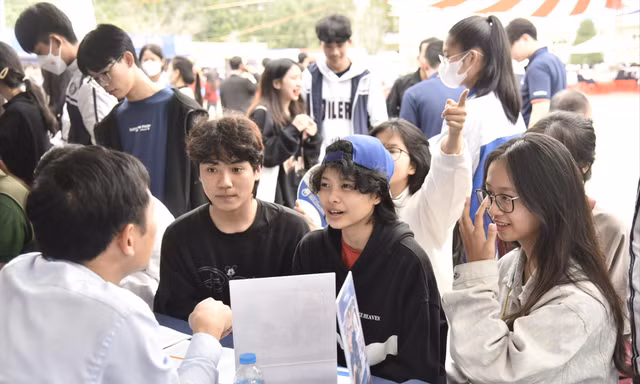 Thí sinh tìm hiểu thông tin tuyển sinh ĐH năm 2024 Ảnh: Nghiêm Huê